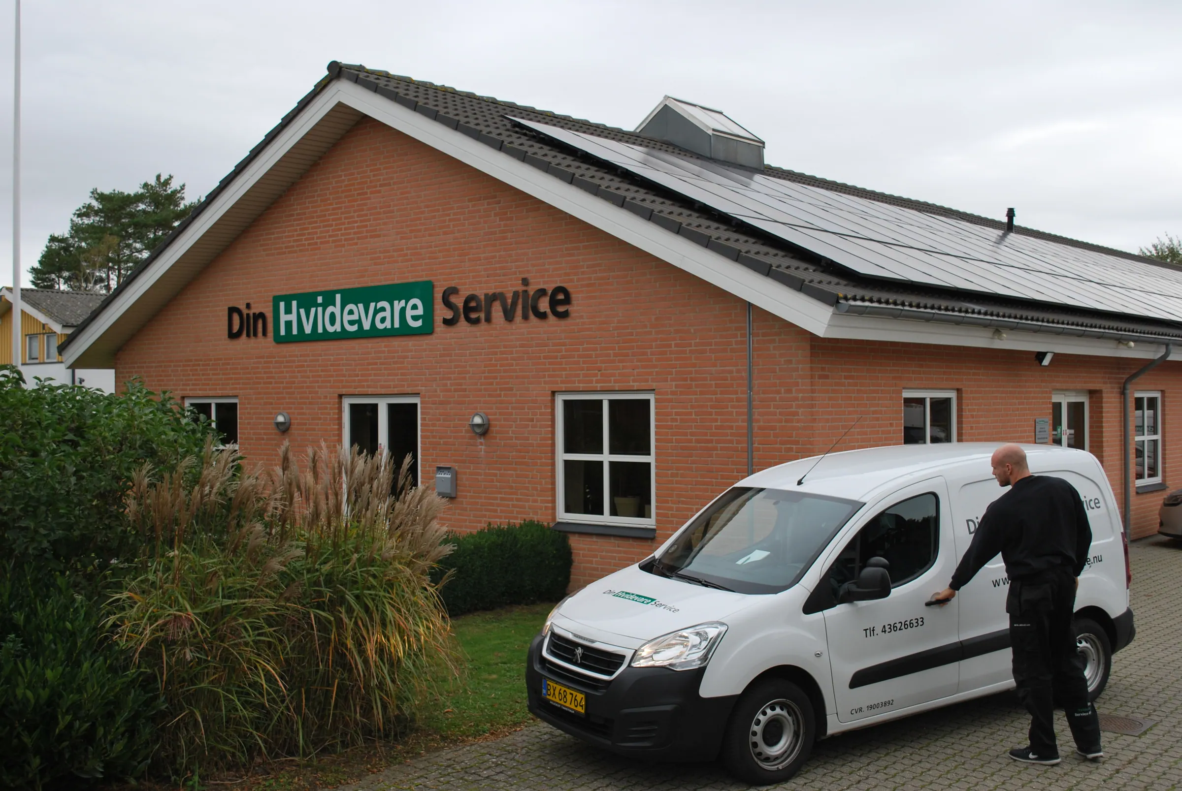Tekniker fra Din Hvidevare Service på servicebesøg